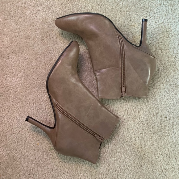 🆕CHINESE LAUNDRY Leather Taupe Ankle Booties - Picture 6 of 15